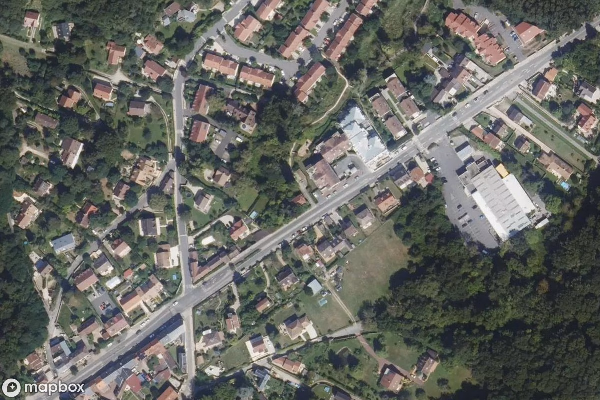 Satelitní letecký pohled na Sandell, opuštěné  v Gometz-le-Châtel, Francie