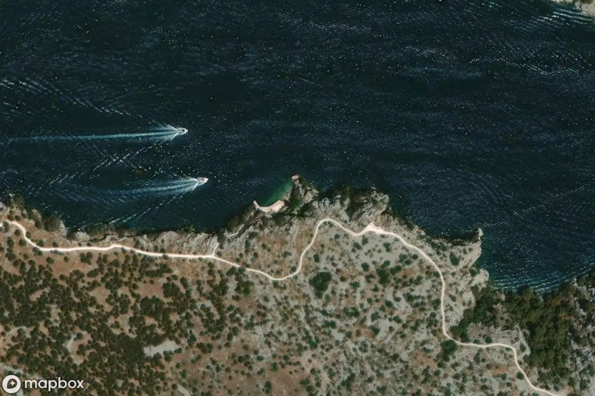 Satelitní letecký pohled na Torpedotunnel, opuštěné Tunel v Grad Šibenik, Chorvatsko