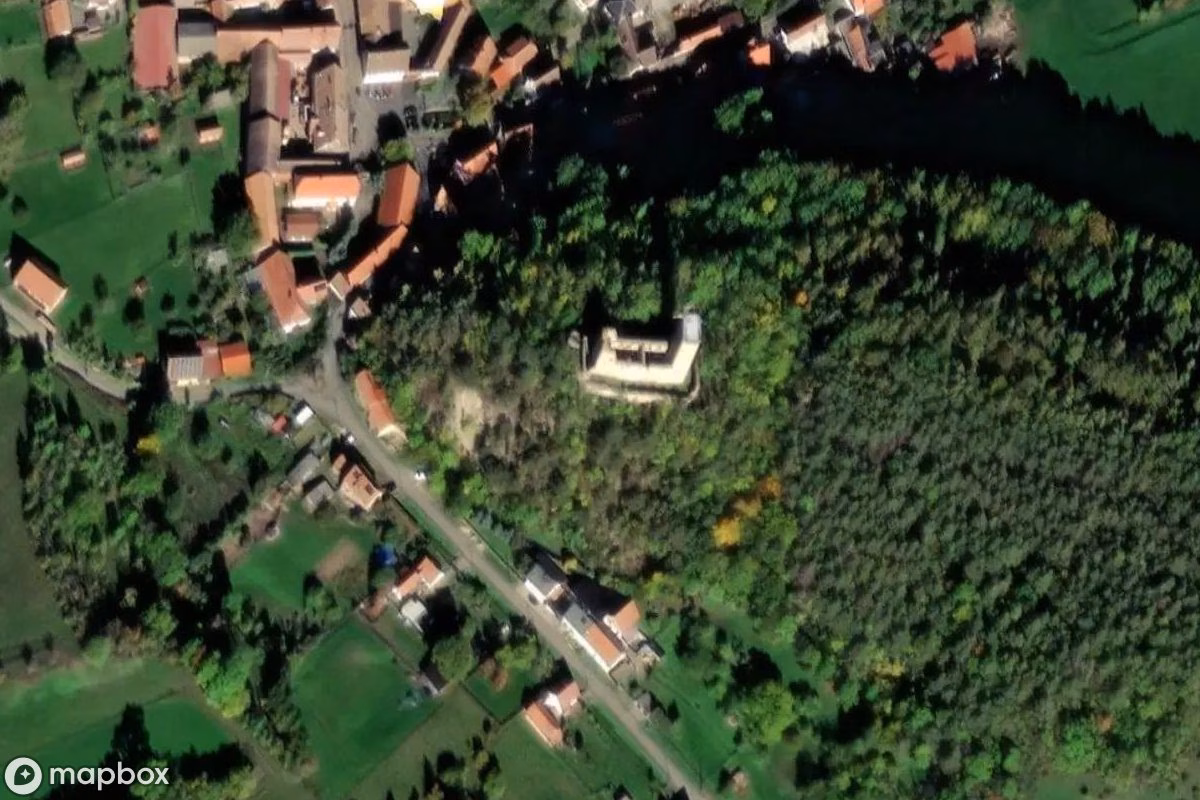 Satellitbild från luften av Burg Ehrenstein, en övergiven  i Stadtilm, Tyskland