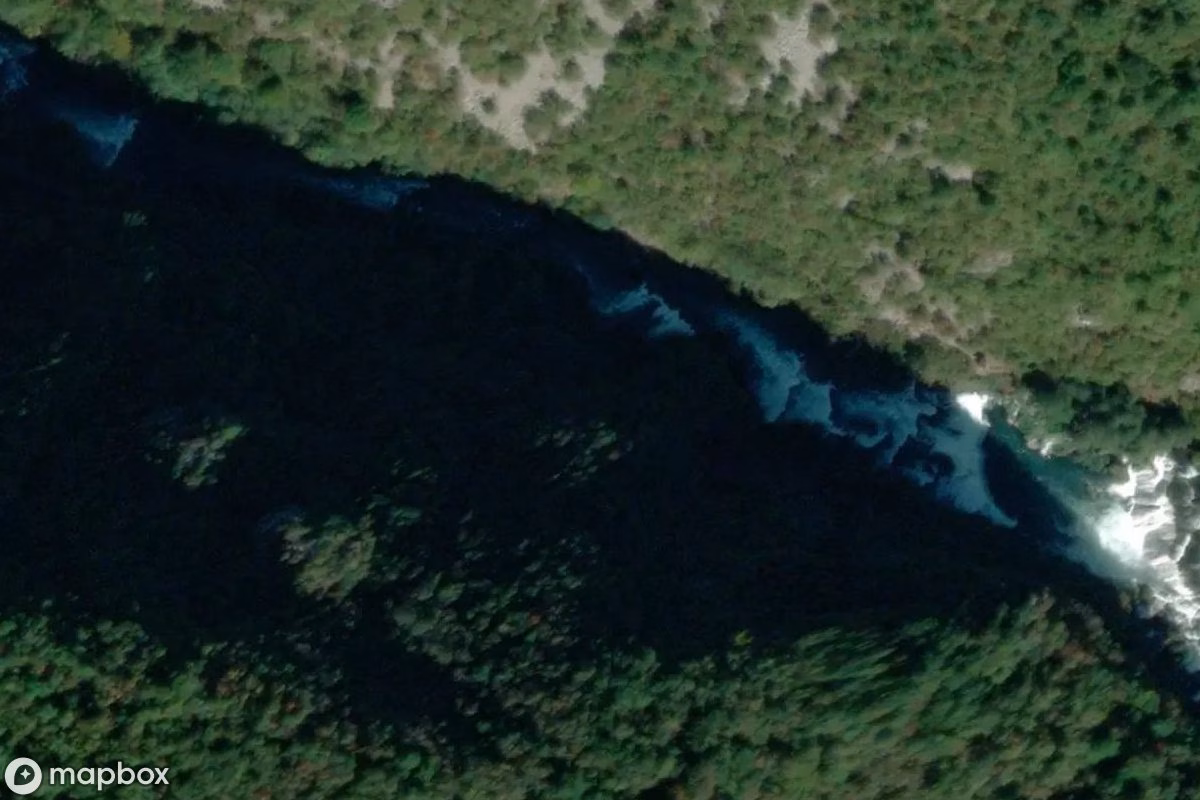 Satelitní letecký pohled na Bahn, opuštěné v Ćukovi, Bosna a Hercegovina