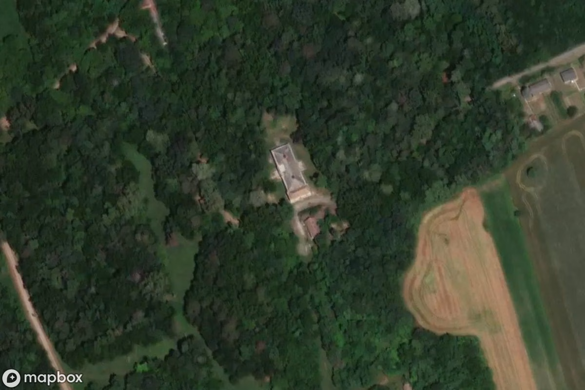 Satellitbillede set fra luften af Jeszenszky Schloss, et forladt Slot i Tengelic, Ungarn