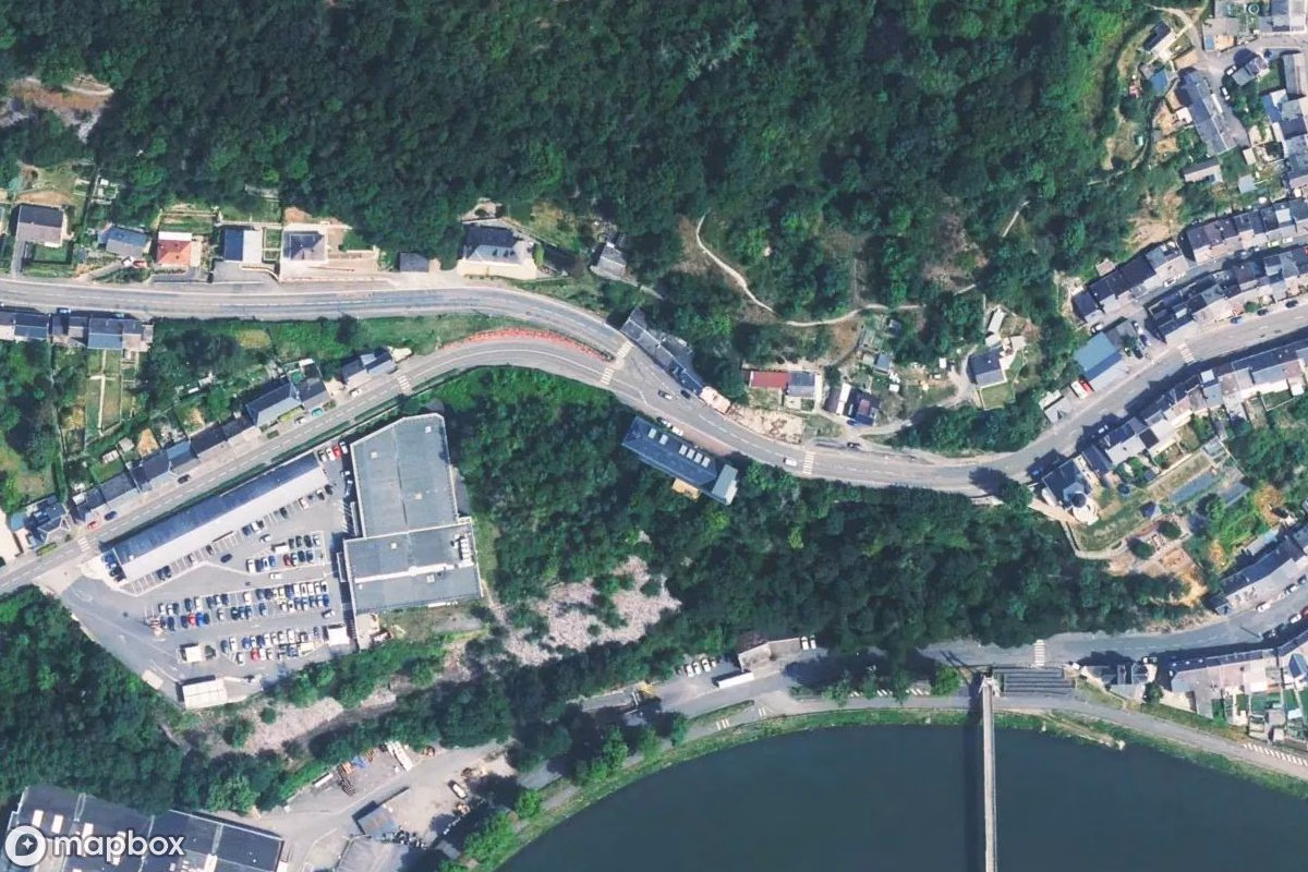 Satelitarny widok z lotu ptaka Jaures Hotel, opuszczone Hotel w Fumay, Francja