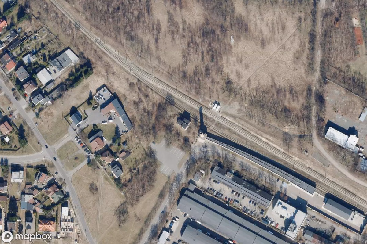 Satellitbild från luften av Maison employés PKP, en övergiven Bostadshus i Łódź, Polen