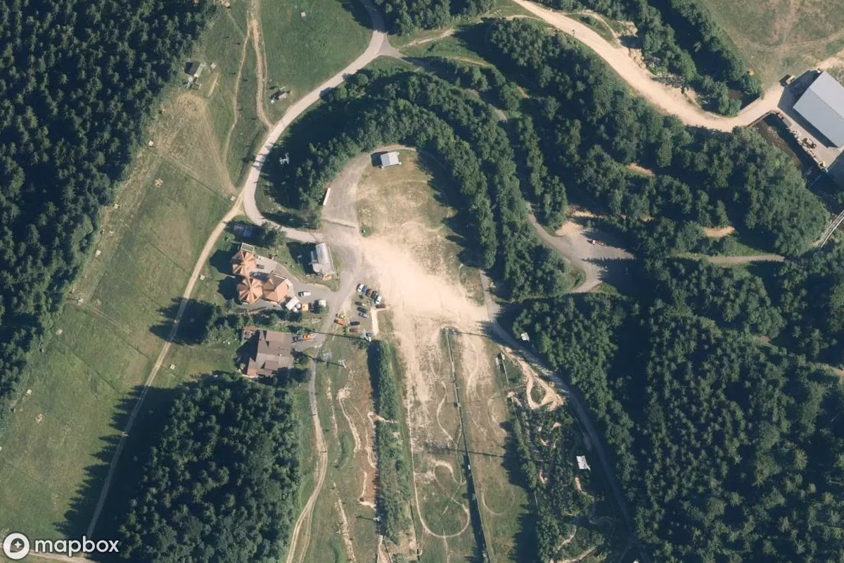 Satellietbeeld vanuit de lucht van Sprungschanze Harrachov, een verlaten Pretpark in Harrachov, Tsjechië