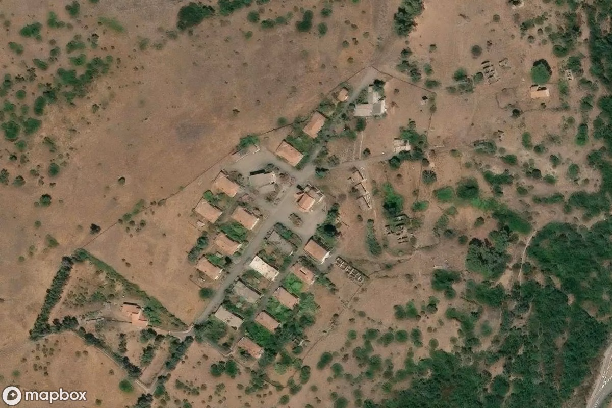 Satellitenansicht von Chiesa Santa Chiara del Tirso, eine verlassene Kirche in Ula/Ulà Tirso, Italien