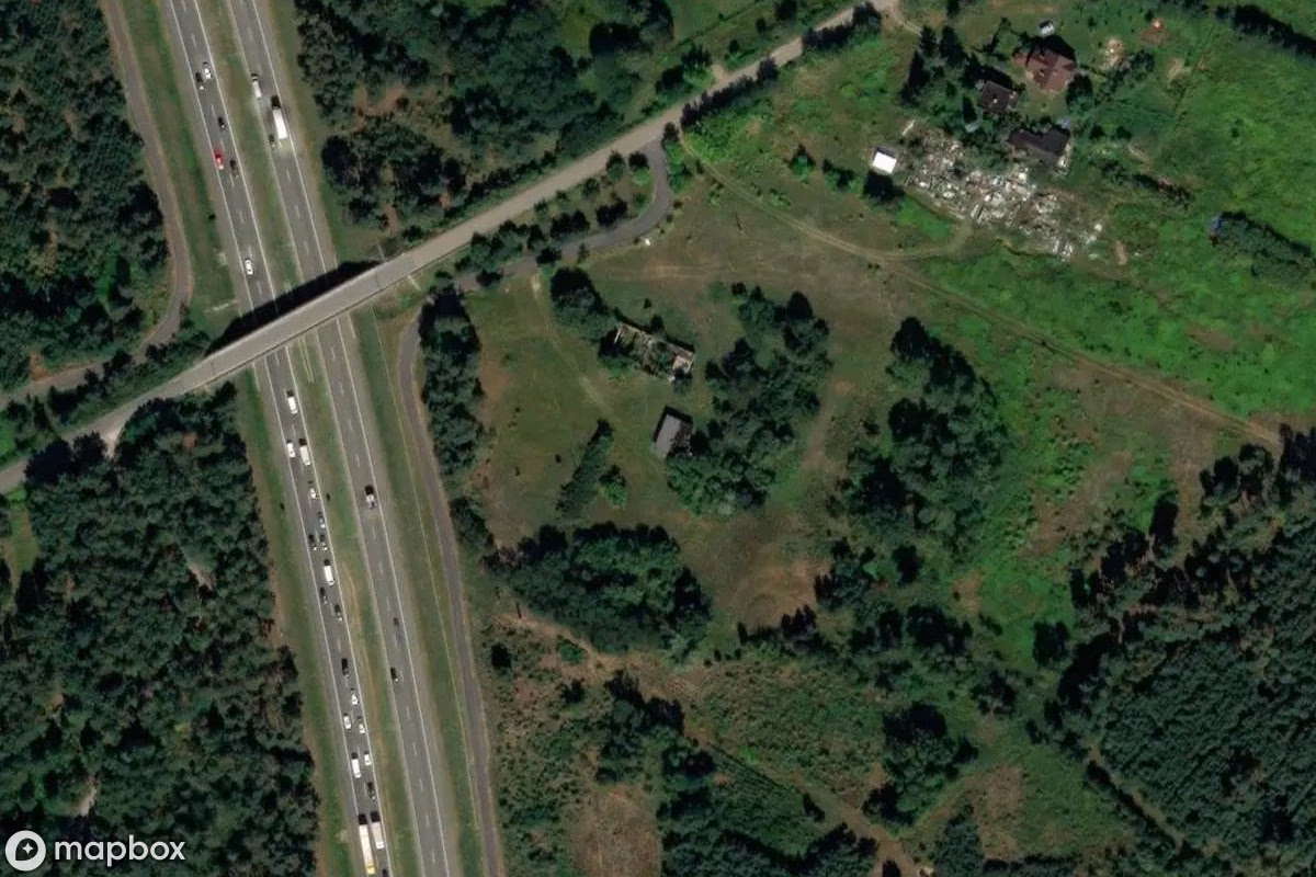 Satellietbeeld vanuit de lucht van Verlassener Stall und Haus, een verlaten Woonhuis in Lubicz Dolny, Polen