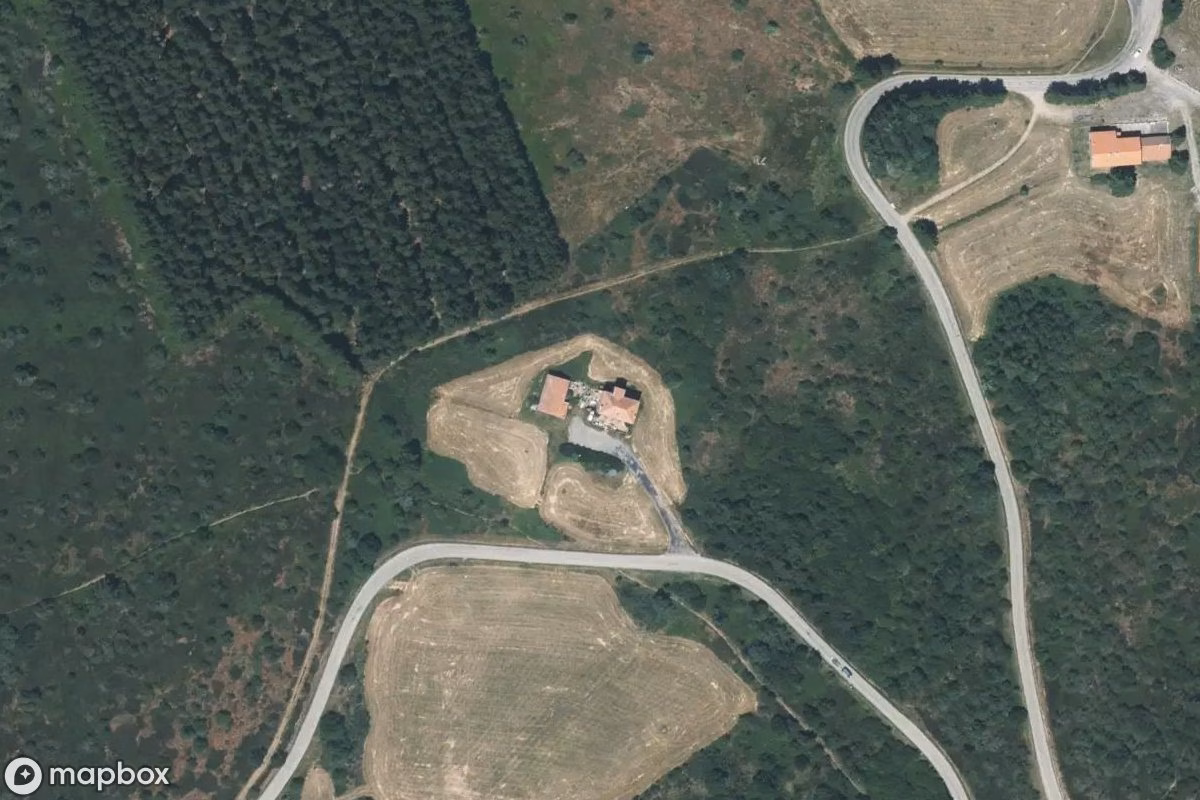 Vista aérea por satélite de Hotel Komplett, un Hotel abandonado en Véranne, Francia