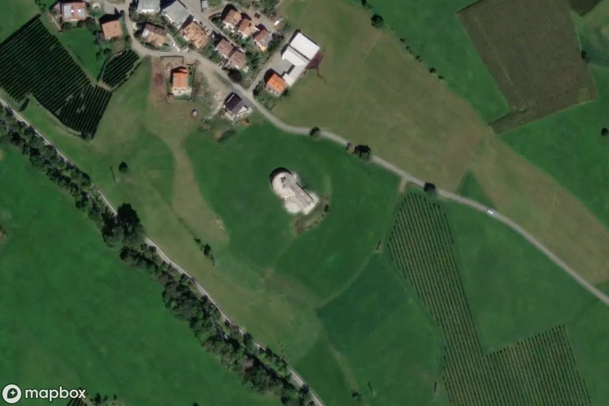 Satellietbeeld vanuit de lucht van Bunker, een verlaten Bunker in Mals - Malles Venosta, Italië