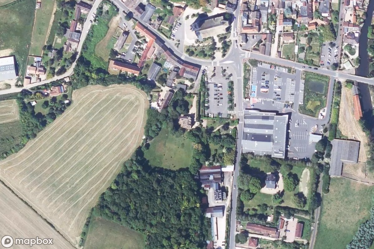 Satellitbillede set fra luften af Villa Battaille, et forladt Beboelseshus i Ivry-la-Bataille, Frankrig