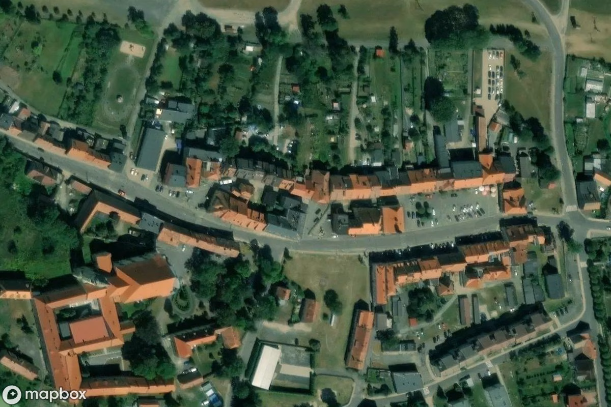 Satellietbeeld vanuit de lucht van Museum Kargul & Pawlak, een verlaten Museum in Lubomierz, Polen