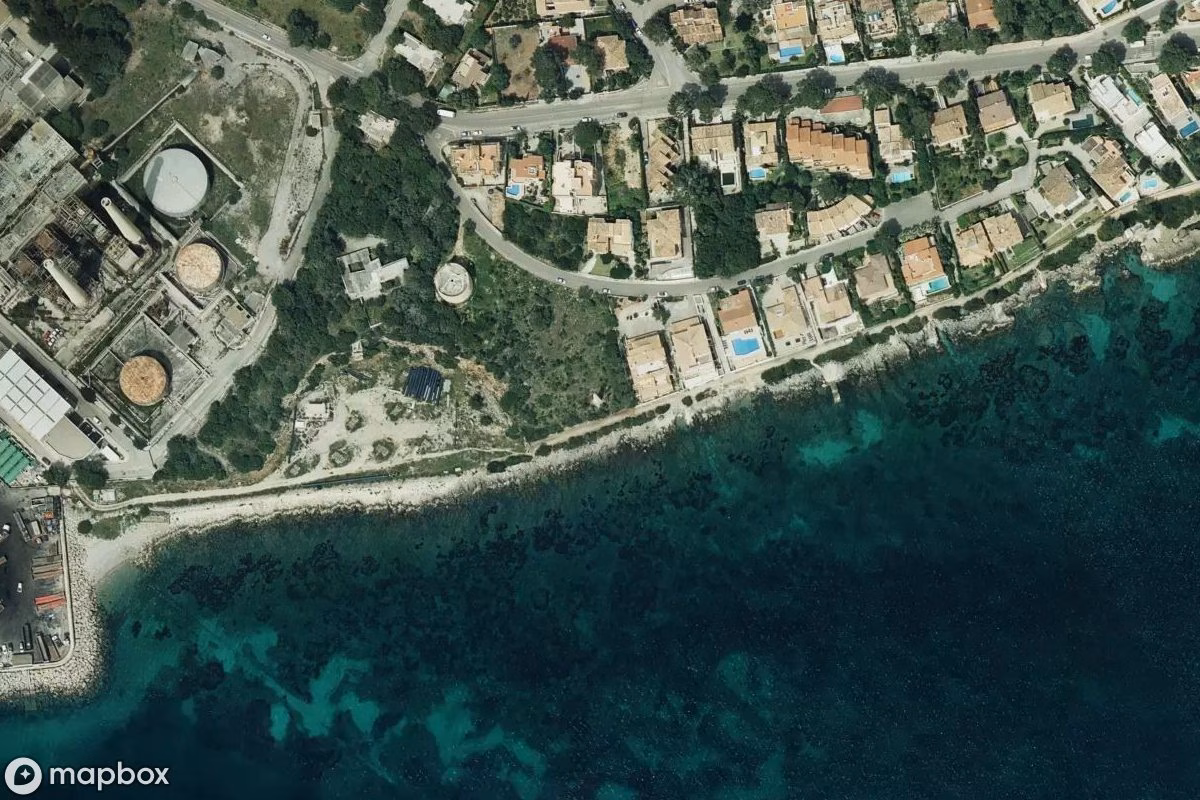 Satellietbeeld vanuit de lucht van Turm, een verlaten Toren in Alcanada, Spanje