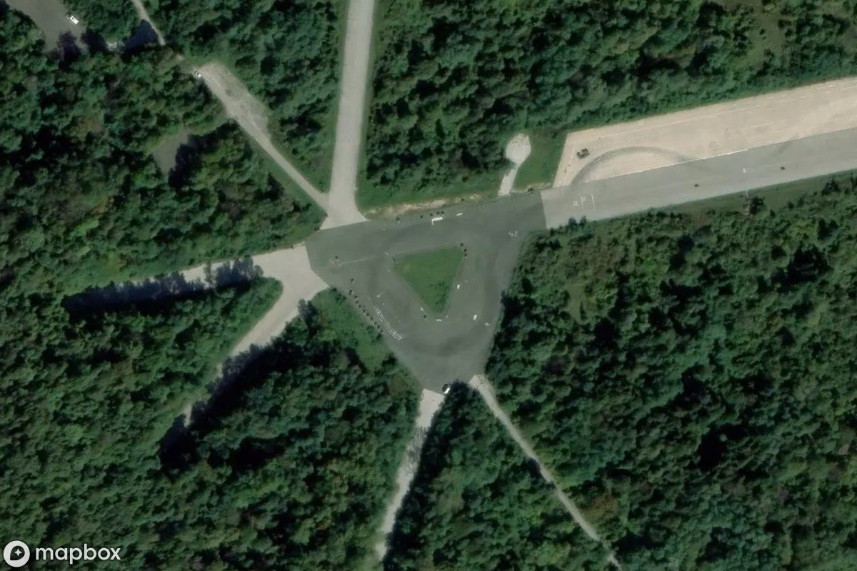 Satelitní letecký pohled na Militärflughafen, opuštěné  v Željava, Chorvatsko