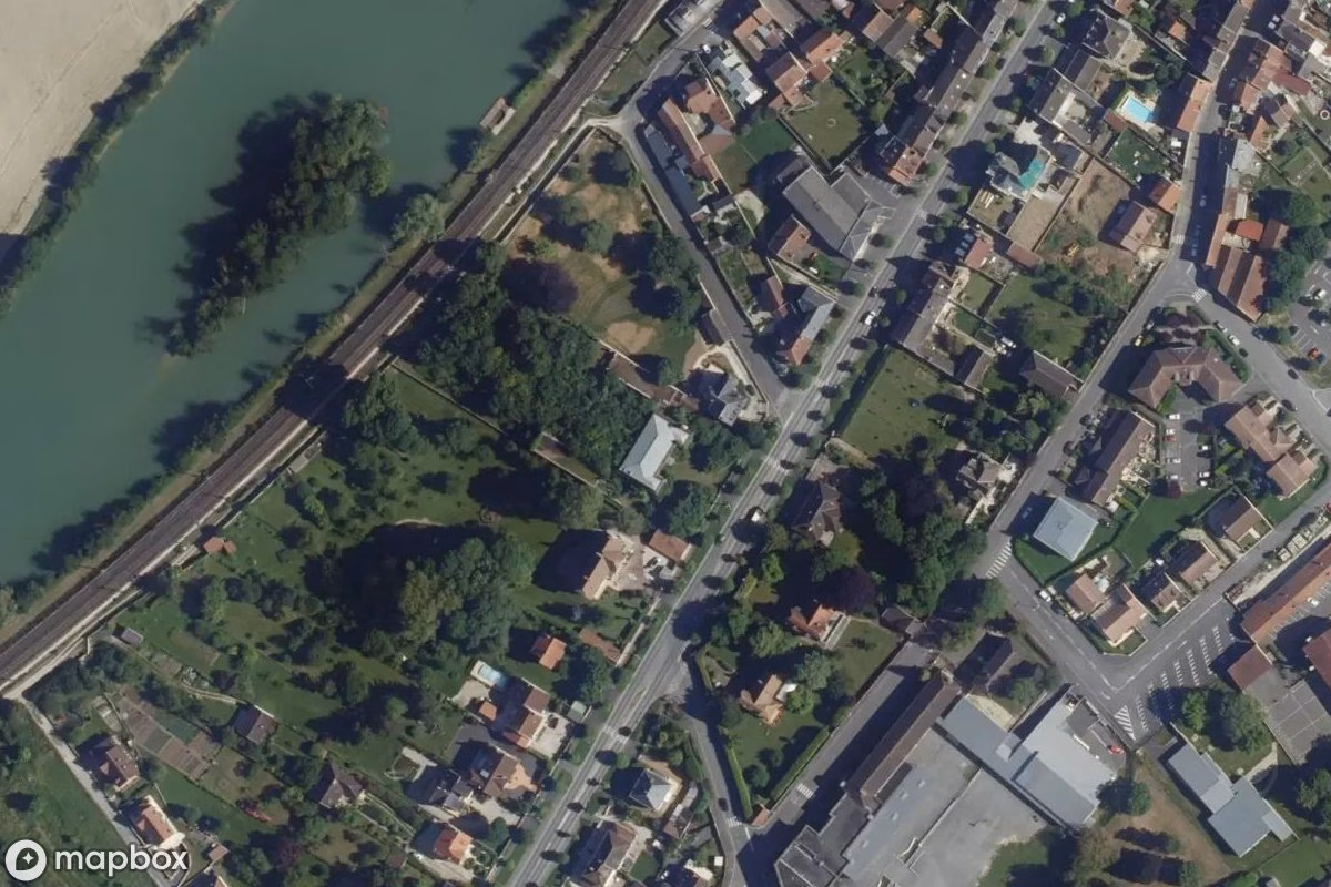Aerial satellite view of Schule Paris Dakar, an abandoned School in Dormans, France