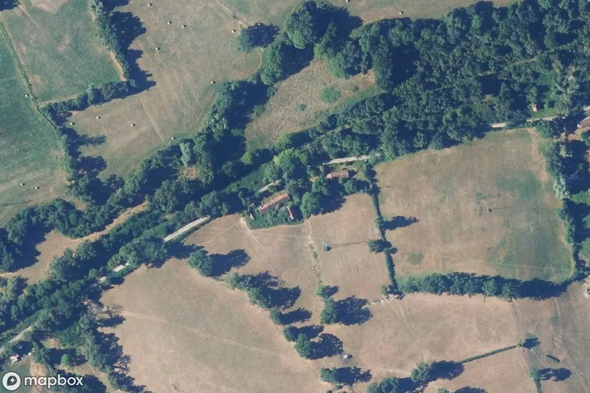 Satelitarny widok z lotu ptaka Maison Mas Hui, opuszczone Dom mieszkalny w Coulandon, Francja