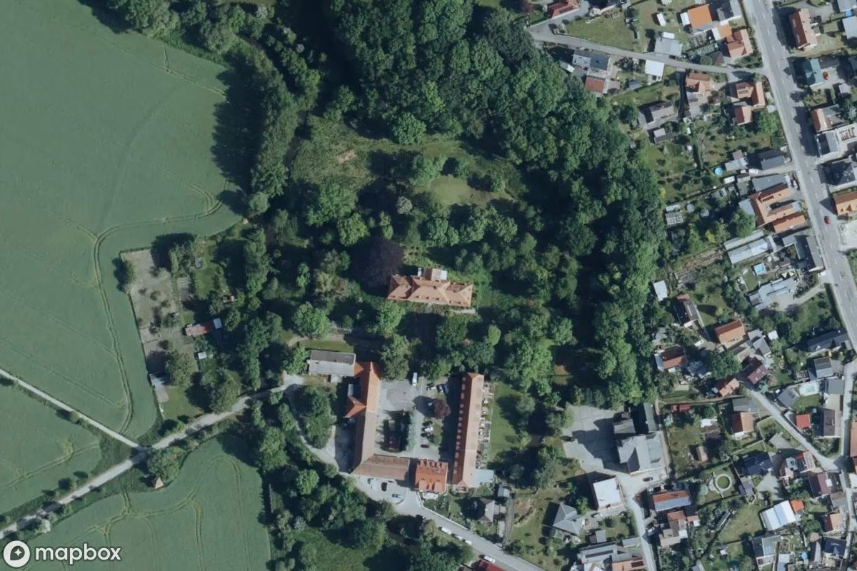 Satellietbeeld vanuit de lucht van Schloss, een verlaten Kasteel in Borna, Duitsland