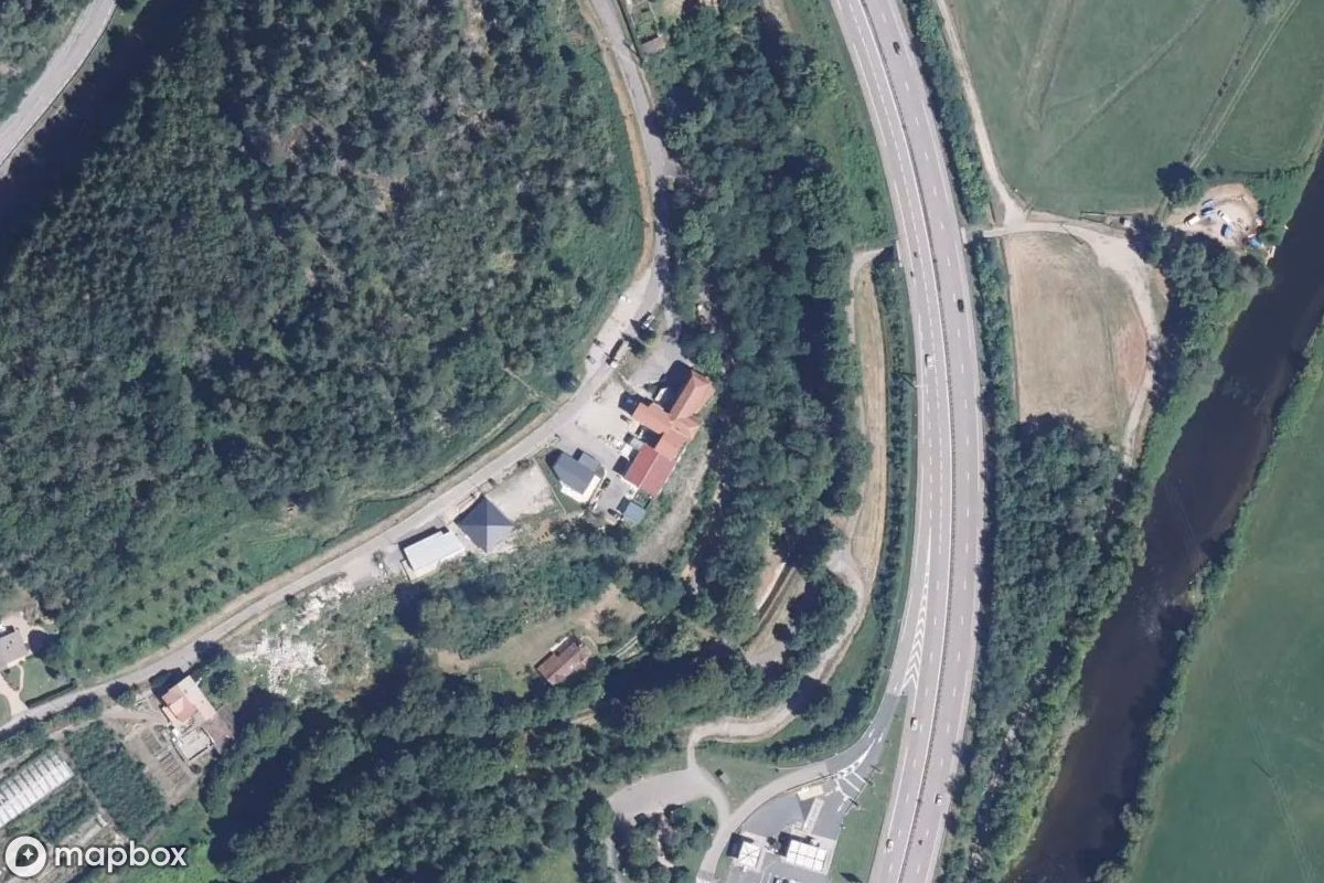 Satellitbillede set fra luften af Hotel De La Malchance, et forladt Hotel i Saint-Nabord, Frankrig