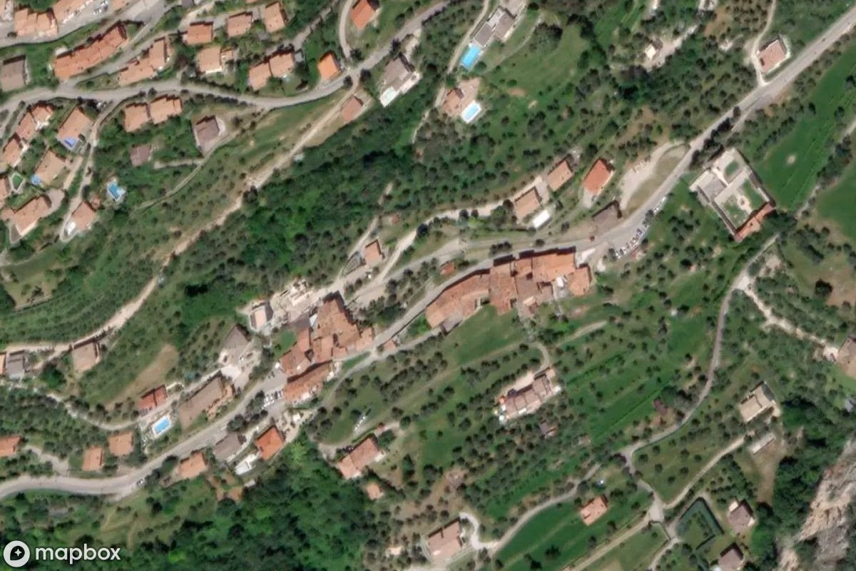 Satelitní letecký pohled na Haus, opuštěné v Tremosine sul Garda, Itálie