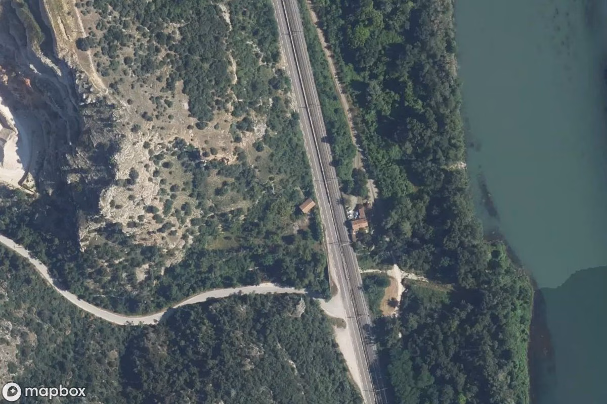 Satelitarny widok z lotu ptaka Maison Crone, opuszczone Dom mieszkalny w Châteaubourg, Francja