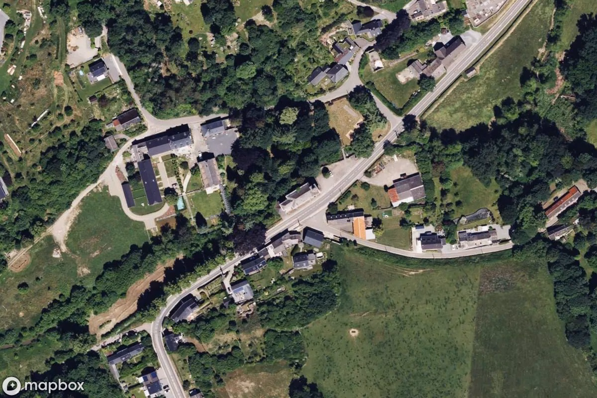 Satellitbild från luften av Notre Dame, en övergiven  i Pailhe, Belgien