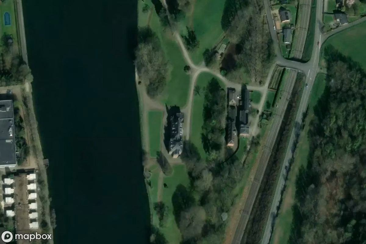 Satellitbillede set fra luften af Château Dave, et forladt Slot i Namur, Belgien