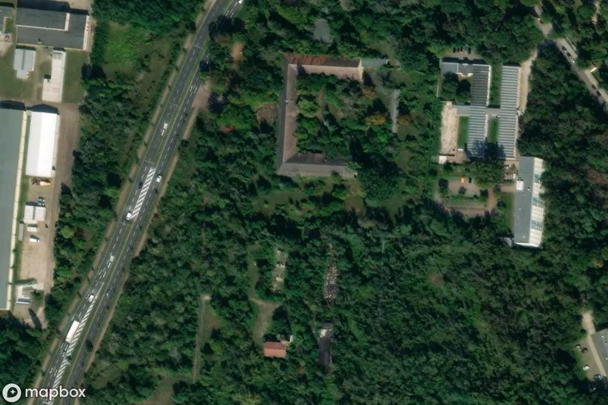 Satelitní letecký pohled na Asylunterkunft/Pflegeheim, opuštěné Nemocnice v Dessau, Německo