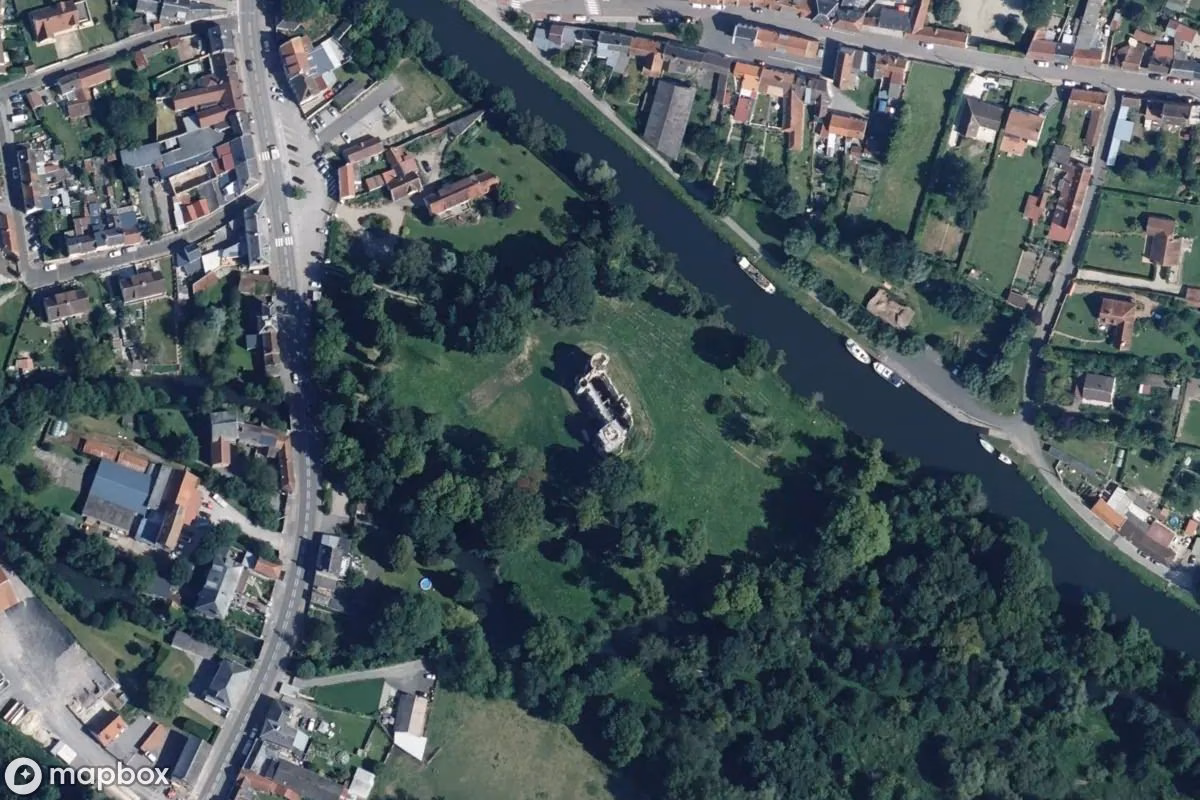 Satellittbilde fra luften av Le Chateau Clochard, et forlatt Slott i Pont-Remy, Frankrike