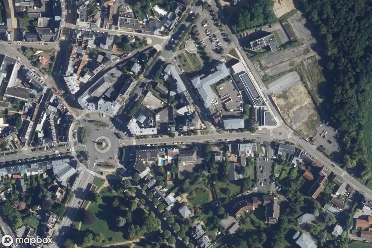 Satellitbillede set fra luften af Manoir Ang, et forladt Beboelseshus i Soissons, Frankrig