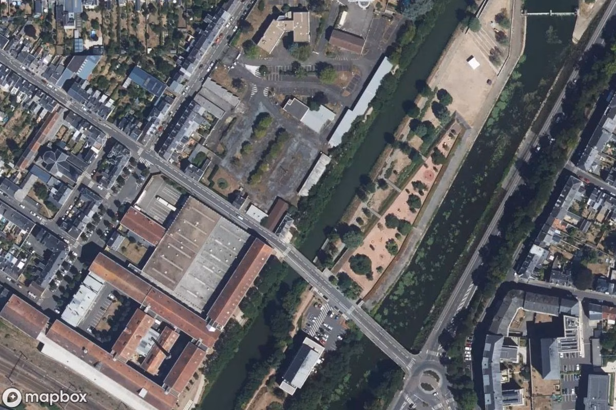 Satellitbillede set fra luften af Ehemalige CGT-Büroräume, et forladt i Le Mans, Frankrig