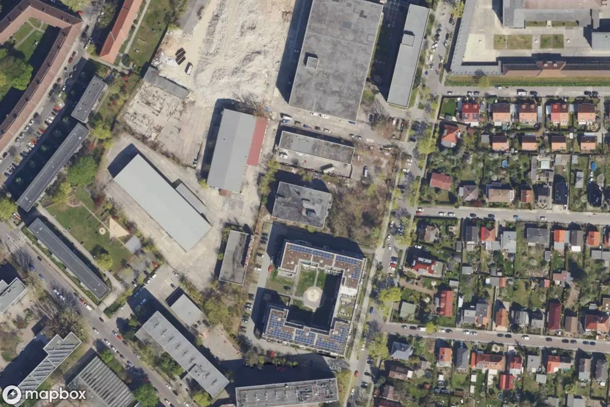 Satelitní letecký pohled na Stasi-Anlage, opuštěné Vojenský objekt v Berlin, Německo