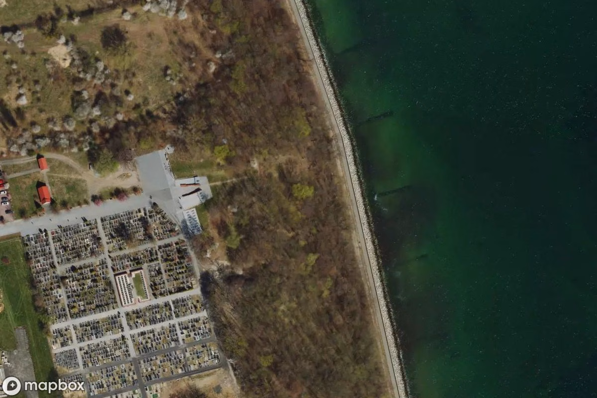 Satellitbillede set fra luften af 28. Batterie Artillerie, et forladt Militært anlæg i Gdynia, Polen