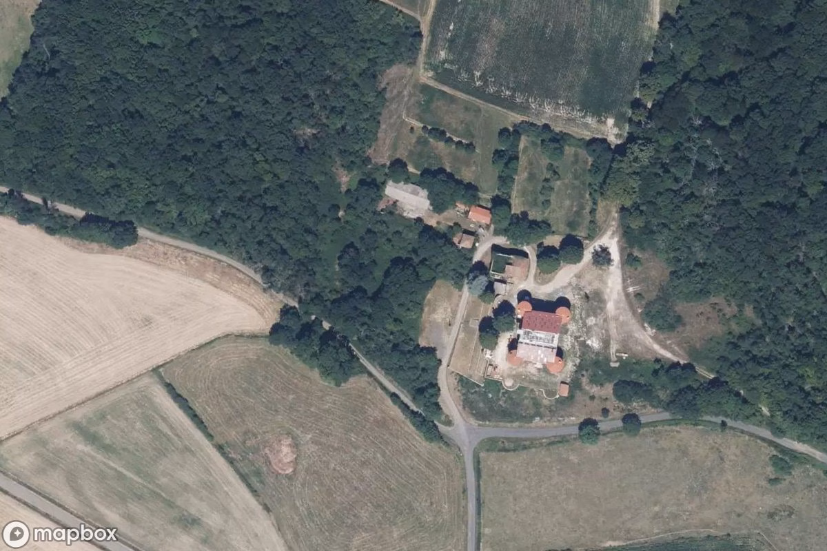 Satellitbild från luften av Château de la Chaux-Montgros, en övergiven Slott i Sallèdes, Frankrike