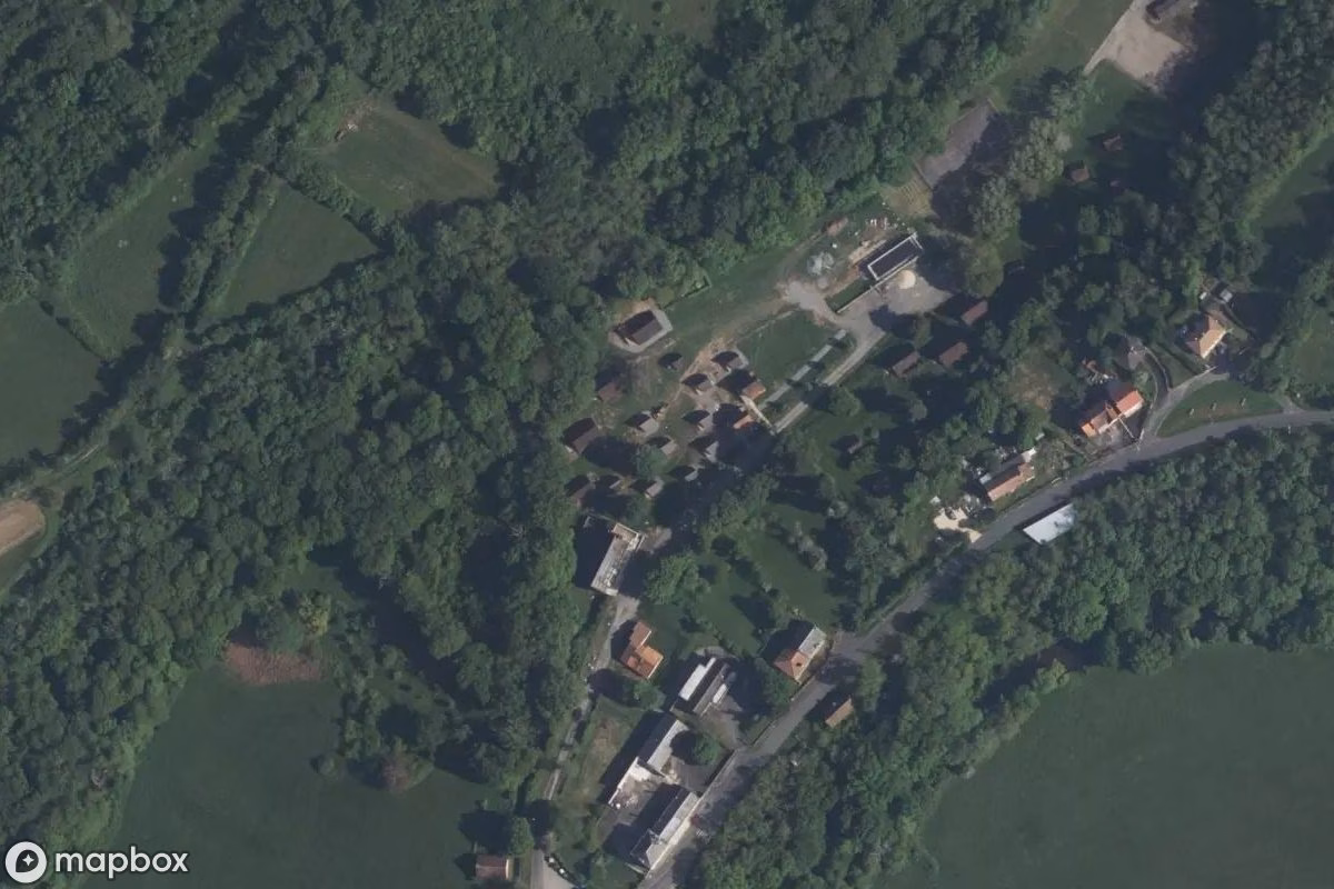 Satelitní letecký pohled na Feriendorf Brigueil, opuštěné Obytný dům v Brigueil-le-Chantre, Francie