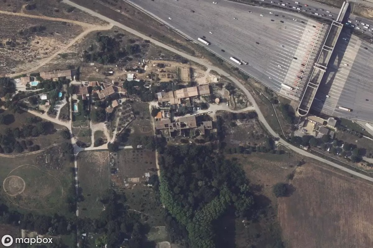 Satellitbillede set fra luften af Château de la Marquise, et forladt Slot i Lançon-Provence, Frankrig