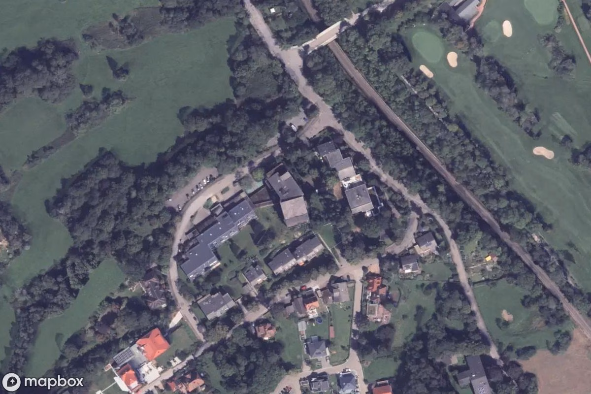 Satellietbeeld vanuit de lucht van Hotel Eden, een verlaten Hotel in Freudenstadt, Duitsland