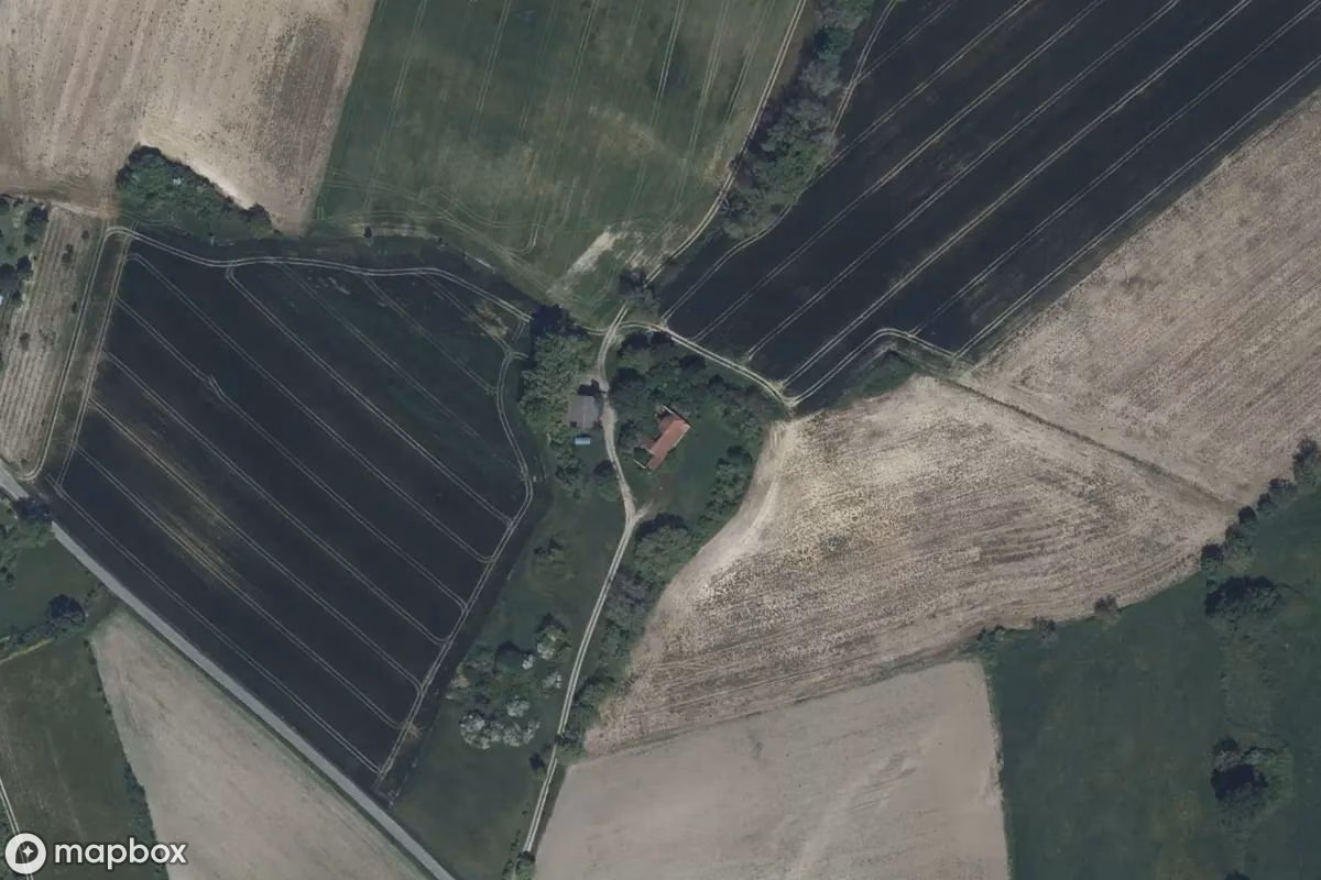 Satelitarny widok z lotu ptaka Maison A La Chambre Solitaire, opuszczone Dom mieszkalny w Laplume, Francja