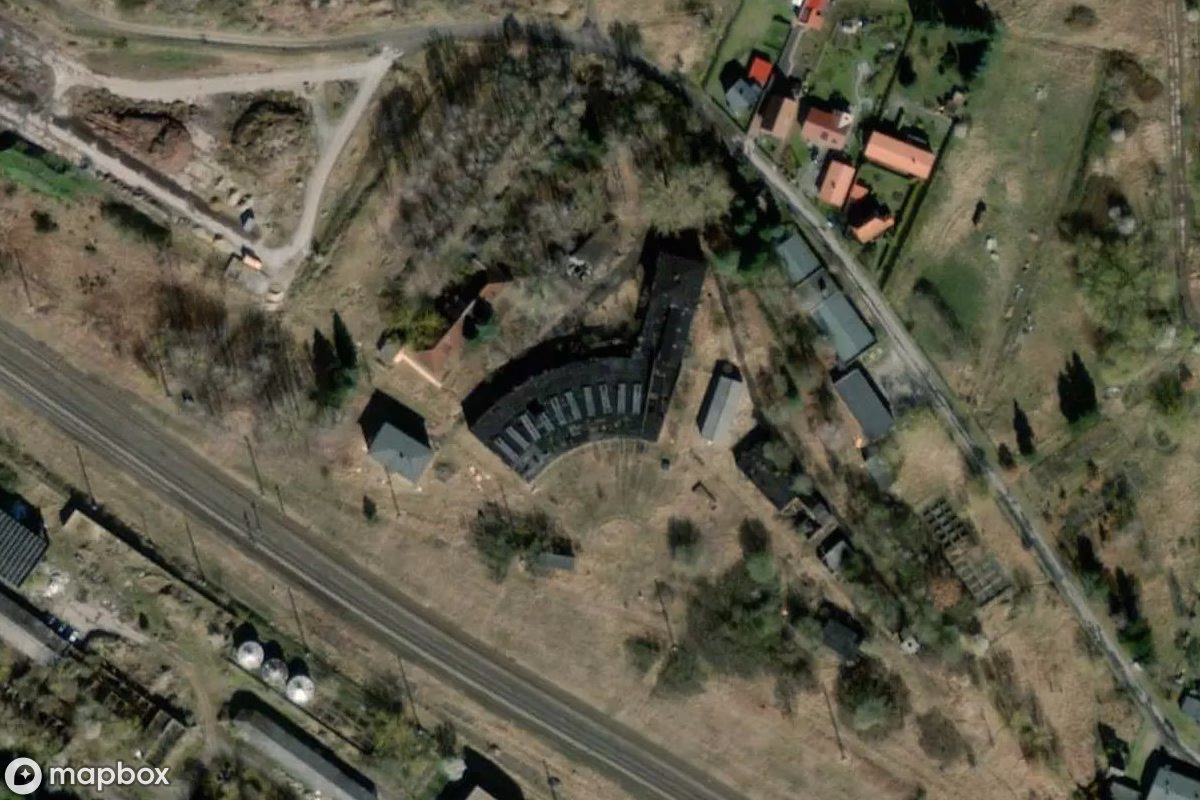 Satellittbilde fra luften av Bahnhofsgelände, et forlatt Togstasjon i Güstrow, Tyskland