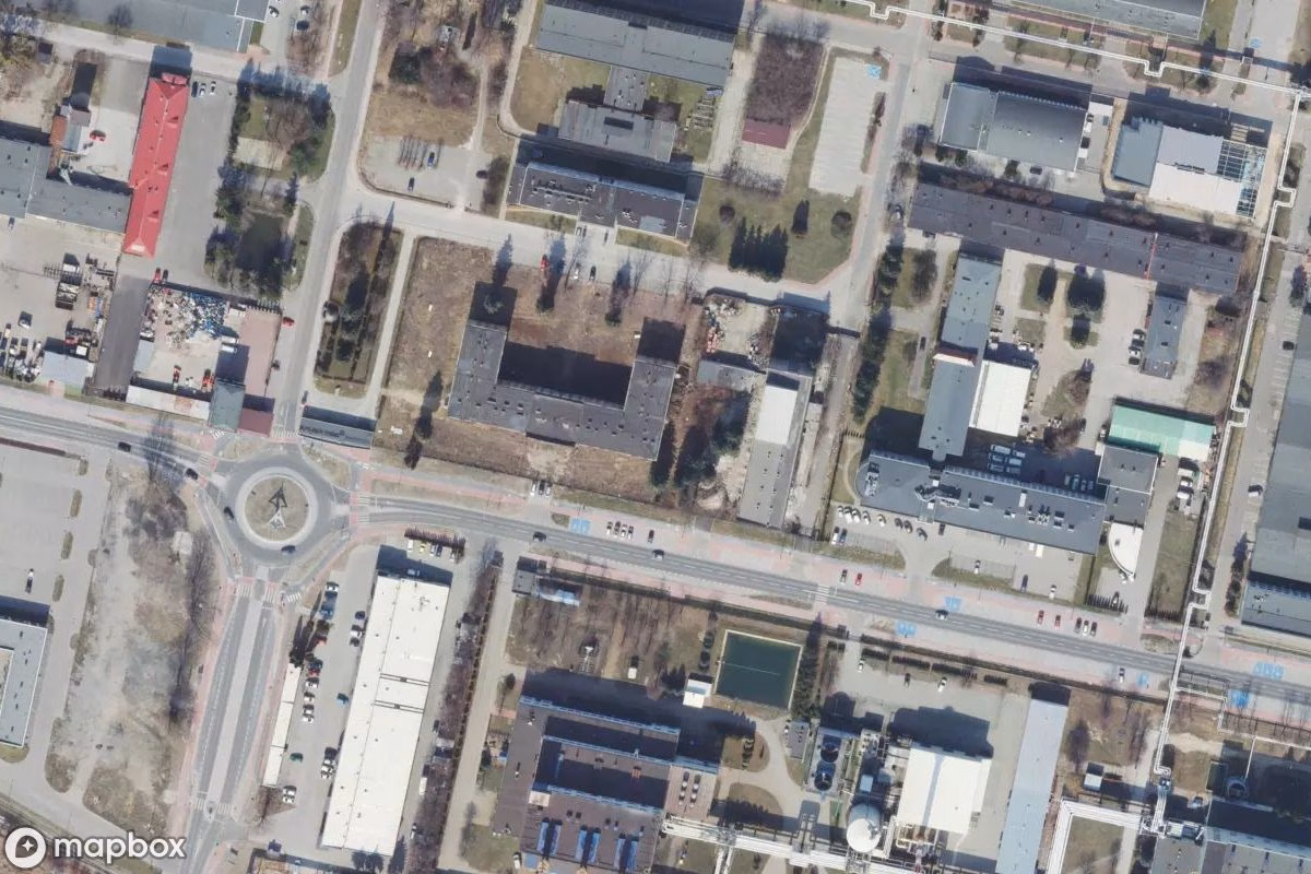 Satellietbeeld vanuit de lucht van WSK Mielec, een verlaten Fabriek in Mielec, Polen