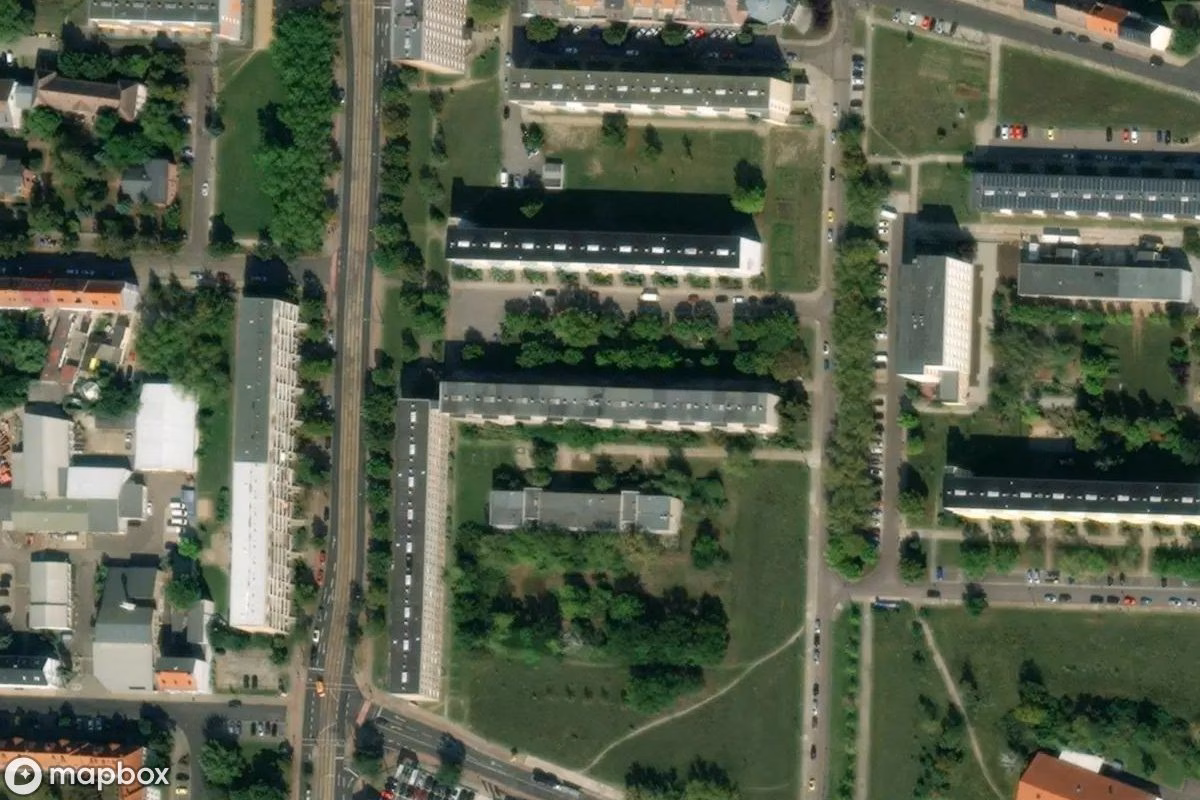 Satellietbeeld vanuit de lucht van Wohnblock, een verlaten Woonhuis in Dessau, Duitsland