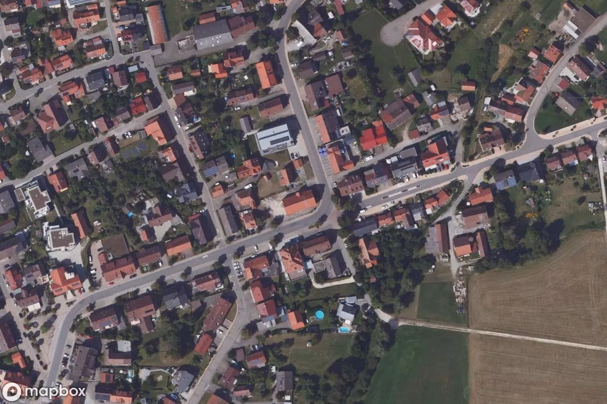 Satellietbeeld vanuit de lucht van Bauernhaus, een verlaten in Tuningen, Duitsland