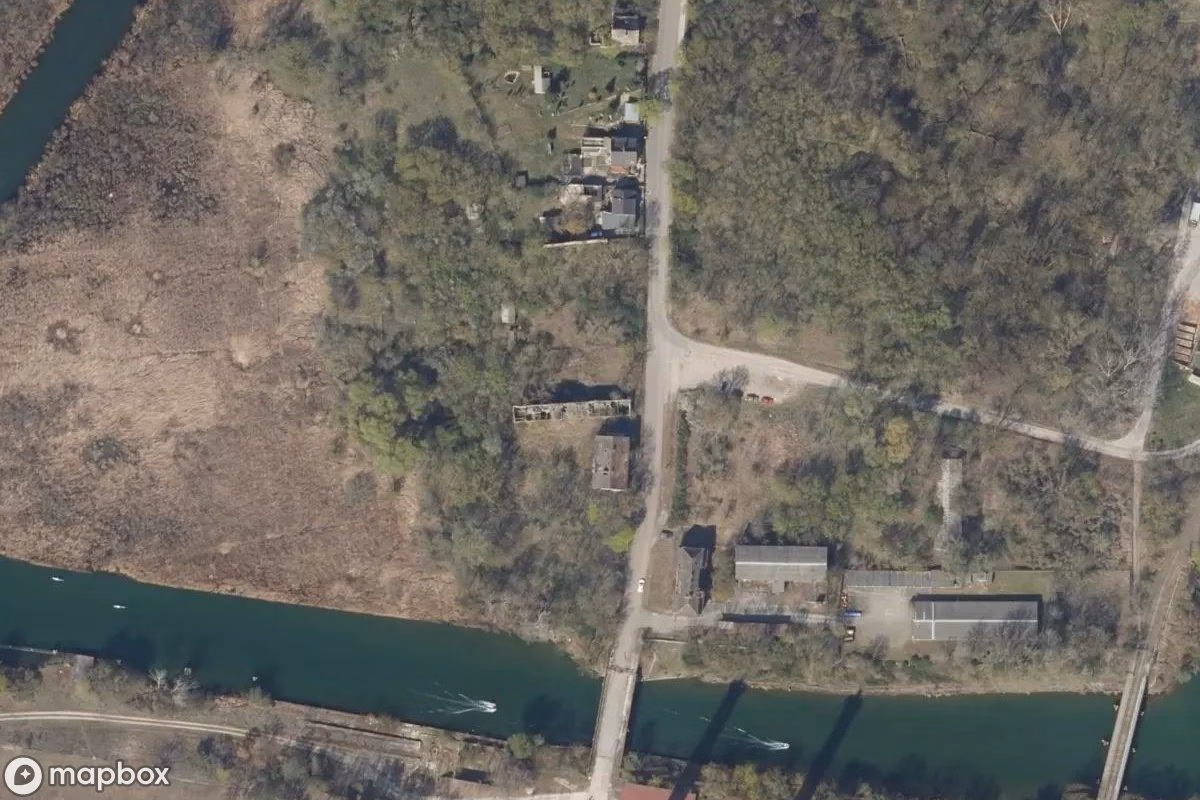 Satellitbild från luften av Haus, en övergiven  i Rüdersdorf bei Berlin, Tyskland