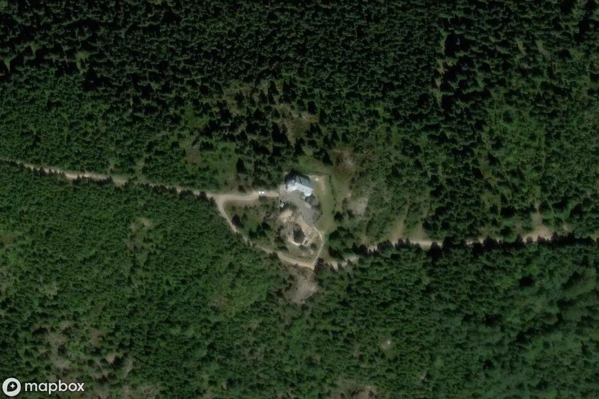 Satellitbild från luften av Wysoki Kamień, en övergiven  i Szklarska Poręba, Polen