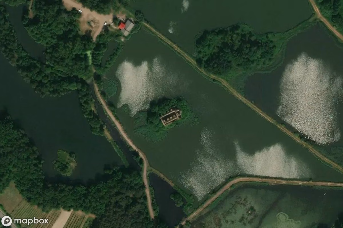 Satellitbillede set fra luften af Kirchenruine Chodel, et forladt Ruin i Chodel, Polen