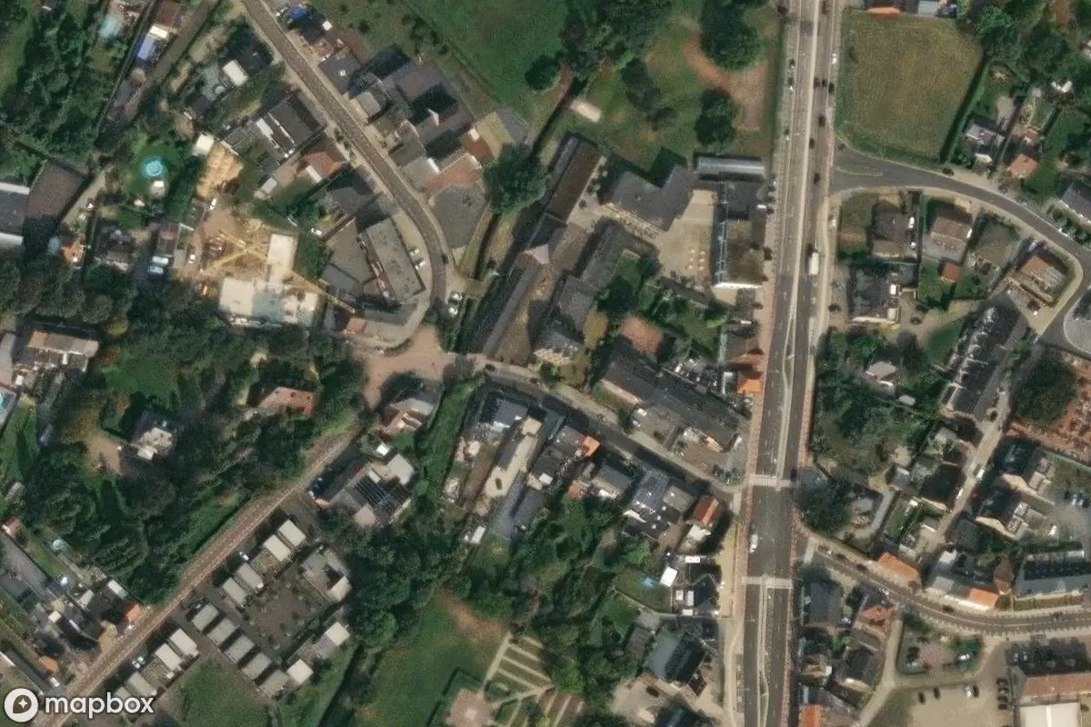 Vue aérienne satellite de Klooster, un Église abandonné à Lanklaar, Belgique