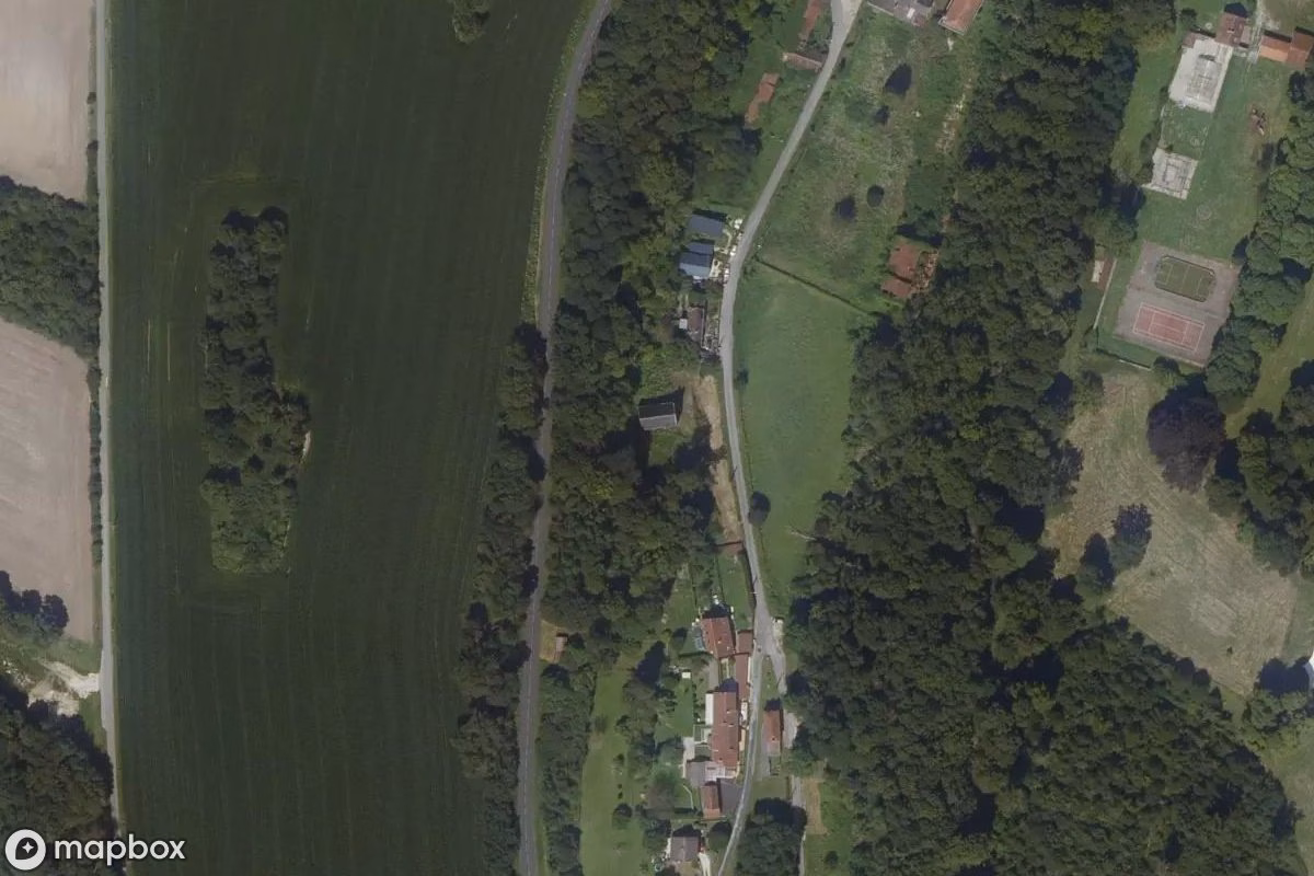 Satelitarny widok z lotu ptaka Kirche Percher, opuszczone Kościół w Jouy-sur-Morin, Francja