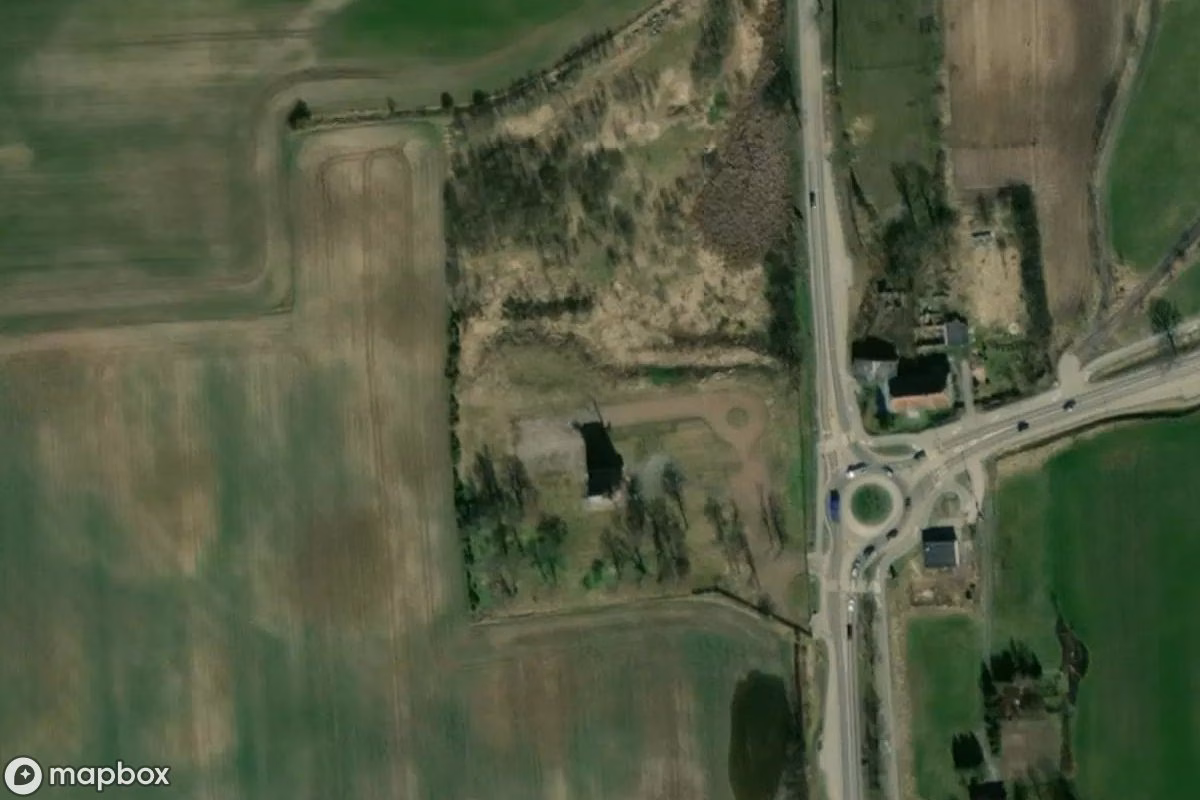 Vue aérienne satellite de Stara Różanka Wiatrak, un Ferme abandonné à Stara Różanka, Pologne