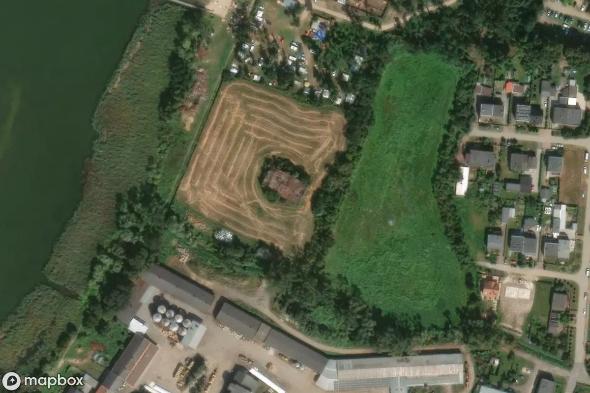 Vue aérienne satellite de Trocknergebäude, un Site industriel abandonné à Strykowo, Pologne