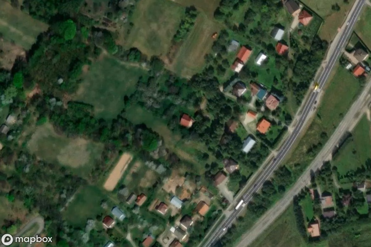 Vista aérea por satélite de Maison enseignant, un Residencia abandonado en Babica, Polonia