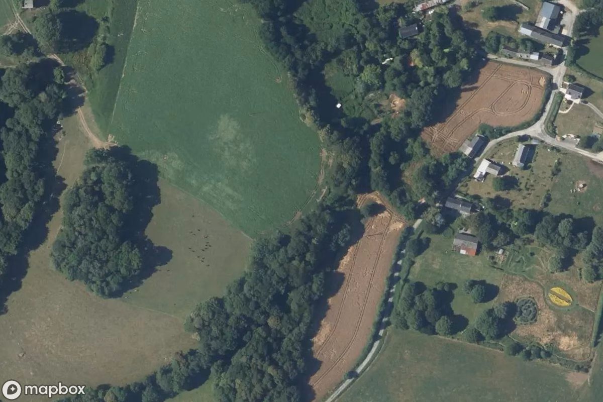 Satelitarny widok z lotu ptaka Manoir Pr, opuszczone Dom mieszkalny w Ménéac, Francja