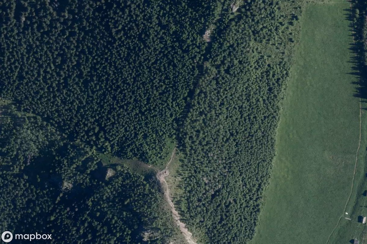 Satellietbeeld vanuit de lucht van Kopieniec, een verlaten  in Zakopane, Polen