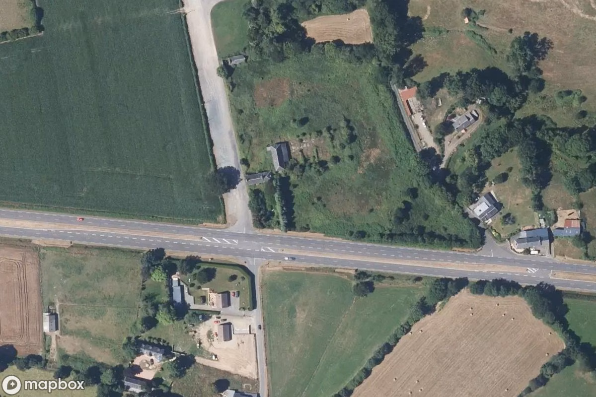 Satelitarny widok z lotu ptaka Hof Folli, opuszczone Gospodarstwo w Folligny, Francja